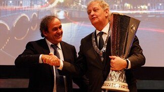 Le trophée de l'Europa League à Amsterdam