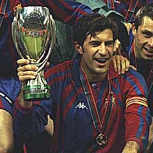Figo soulève la Super Coupe avec le Barça en 97