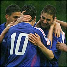 Karim Benzema fête son but avec ses coéquipiers