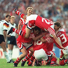 Le Danemark fêtant sa victoire sur l'Allemagne en finale de l'EURO 1992