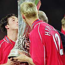 Robbie Fowler (à gauche) et Sami Hyypiä savourent leur victoire